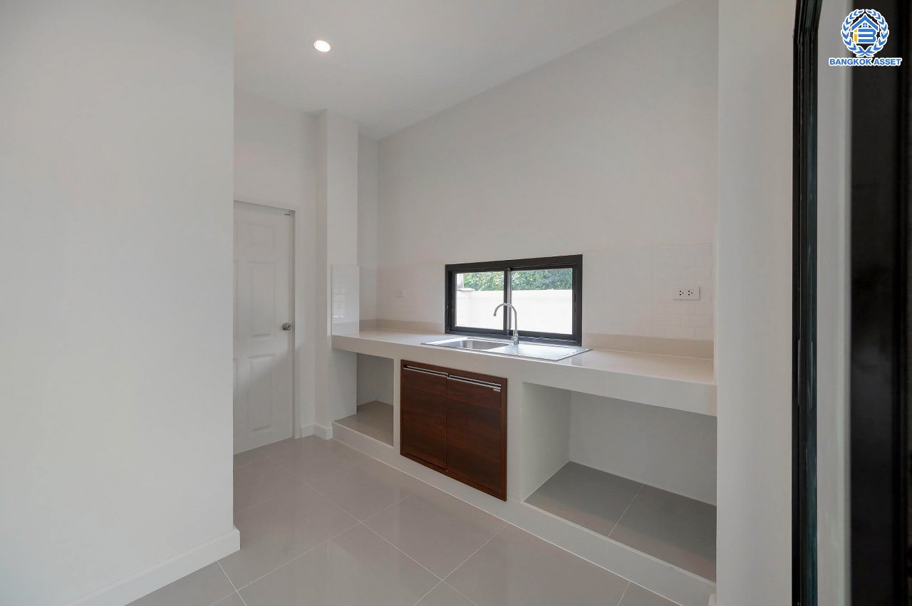 บ้านมือสองตกแต่งใหม่ โครงการ มณธานี บางแค บ้านเดี่ยว 3 ชั้น ดีไซน์หรูหรา เนื้อที่กว้าง 56.40 ตร.ว. พื้นที่ใช้สอย 240 ตร.ม. ฟังก์ชัน 5 ห้องนอน 4 ห้องน้ำ 2 ที่จอดรถ ฟังก์ชันครบตอบทุกไลฟ์สไตล์ บนทำเลศักยภาพ เชื่อมต่อถนนกาญจนาภิเษก ใกล้เดอะมอลล์บางแค ใกล้รถไฟฟ้าสายสีน้ำเงิน "สถานีหลักสอง" และจุดขึ้นทางด่วน "กาญจนาภิเษก"